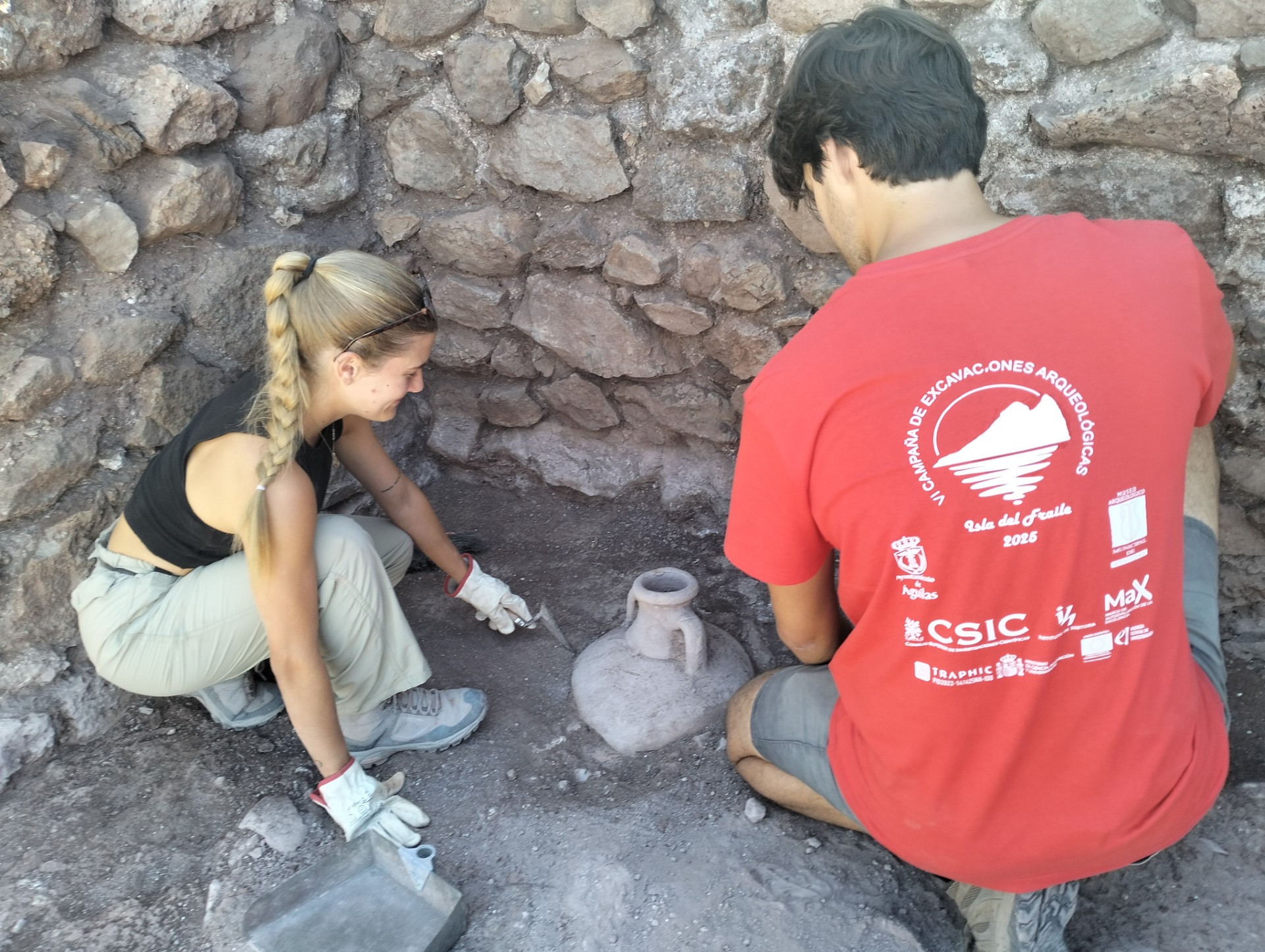 isla del fraile excavaciones 1.jpg